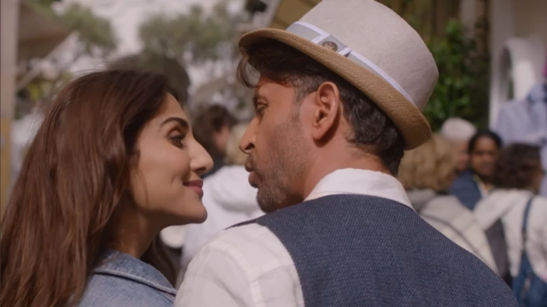 ऋतिक के साथ 'घुंघरु' की धुन पर थिरके लोग! ऋतिक के साथ 'घुंघरु' की धुन पर थिरके लोग!