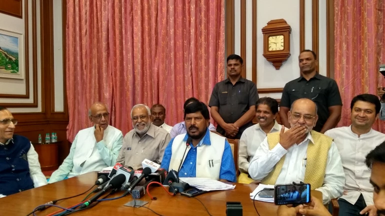 रामदास अठावले ने बीजेपी के सामने रखी 10 सीटों की मांग रामदास अठावले ने बीजेपी के सामने रखी 10 सीटों की मांग