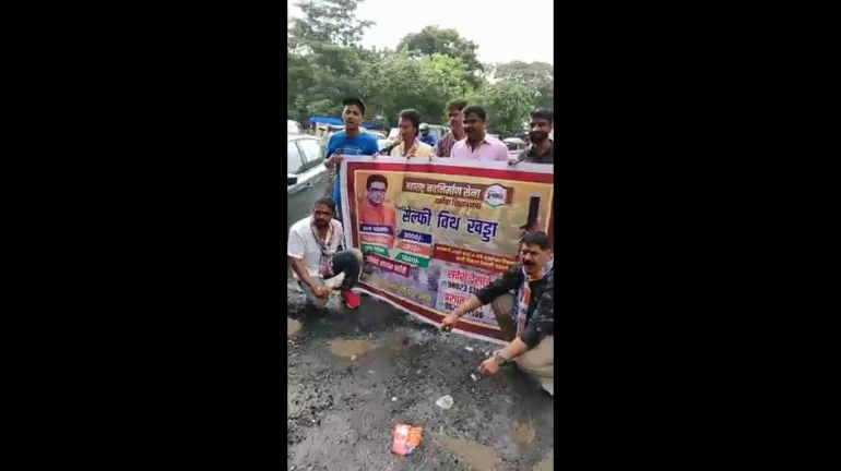 "Selfie with Khadda": MNS launches campaign against potholes in Mumbai "Selfie with Khadda": MNS launches campaign against potholes in Mumbai