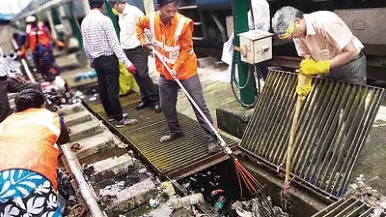 चर्चगेट-विरार के बीच पटरियों से साफ किये गया  16,000 किलो कचरा