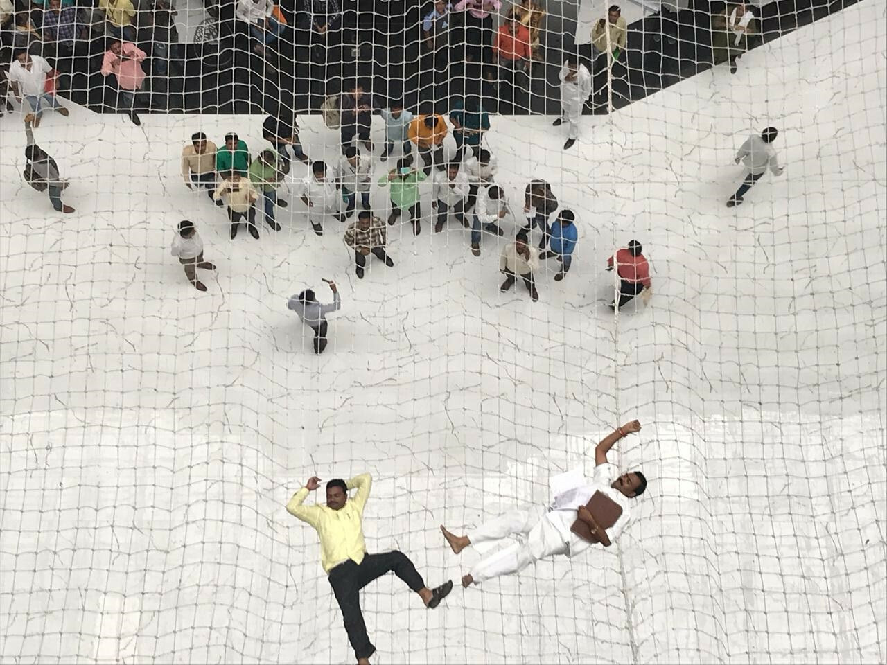 २ शिक्षकांचा मंत्रालयात आत्महत्येचा प्रयत्न, सुदैवाने अडकले सुरक्षा जाळीत