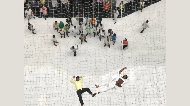 २ शिक्षकांचा मंत्रालयात आत्महत्येचा प्रयत्न, सुदैवाने अडकले सुरक्षा जाळीत २ शिक्षकांचा मंत्रालयात आत्महत्येचा प्रयत्न, सुदैवाने अडकले सुरक्षा जाळीत