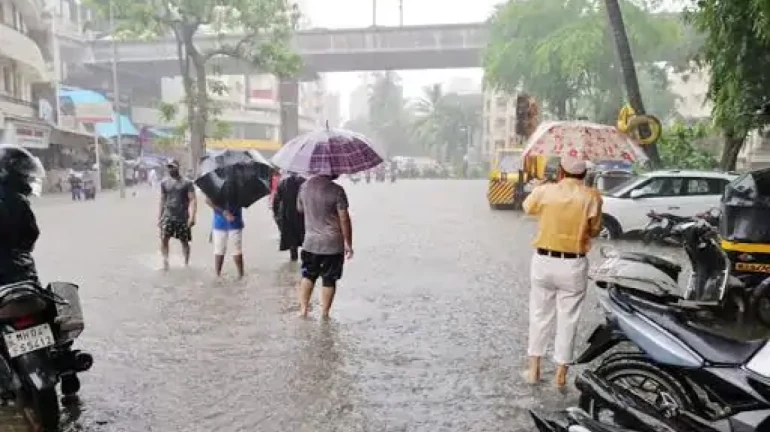 मुंबई में तेज बारिश, रेलवे और बस सेवा फिलहाल सामान्य