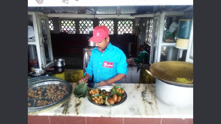 रेलवे की पहल: प्लास्टिक की जगह पत्तों के दोने में दे रहा खाद्य सामग्री रेलवे की पहल: प्लास्टिक की जगह पत्तों के दोने में दे रहा खाद्य सामग्री