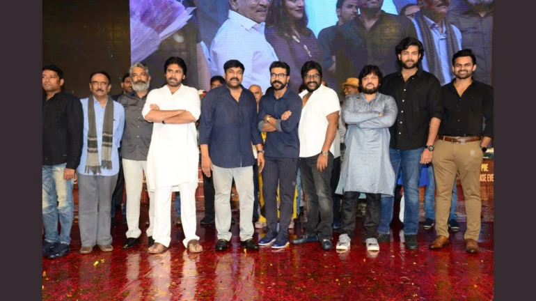 'सई रा नरसिम्हा रेड्डी' के प्री-रिलीज़ इवेंट की भव्यता को देखने के लिए हजारों फैंस का जमावड़ा! 'सई रा नरसिम्हा रेड्डी' के प्री-रिलीज़ इवेंट की भव्यता को देखने के लिए हजारों फैंस का जमावड़ा!