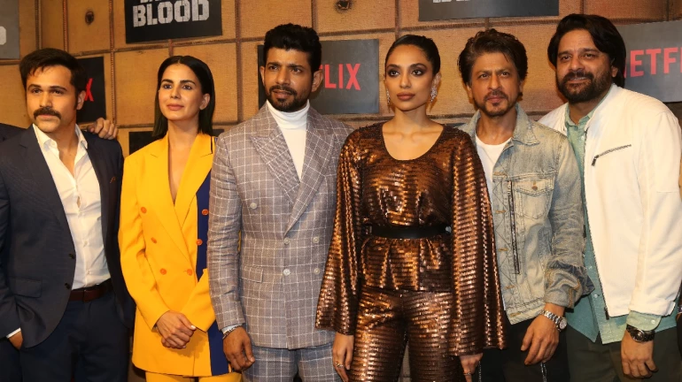 Bard Of Blood: Shah Rukh Khan wows media by clicking a selfie at the redcarpet Bard Of Blood: Shah Rukh Khan wows media by clicking a selfie at the redcarpet