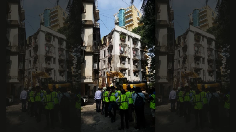 Portion of a building in Khar collapses; no casualties reported