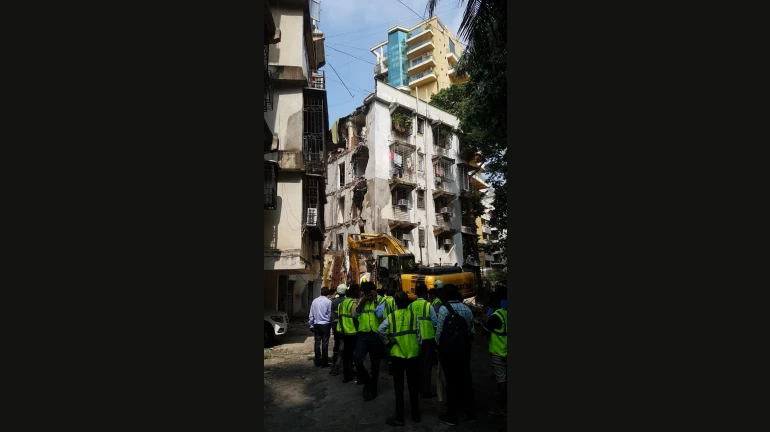देखें विडियो : खार में बिल्डिंग गिरी, 10 साल की बच्ची घायल