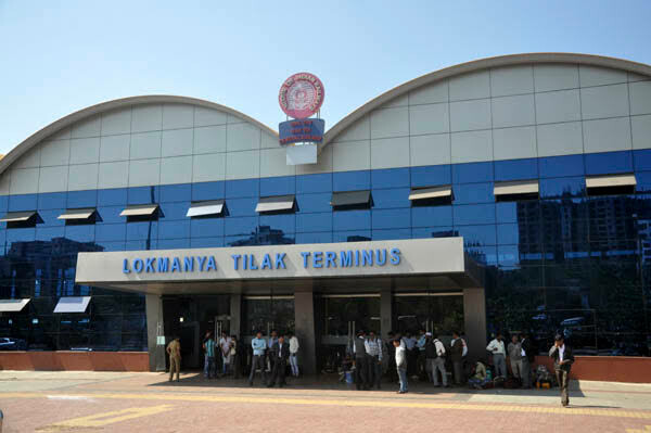 रेल्वेची तिजोरी कॅशिअरनेच लुटली