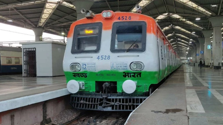 2 अक्टूबर को मध्य रेलवे के ट्रेन के इंजन पर तिरंगा और बापू की तस्वीर
