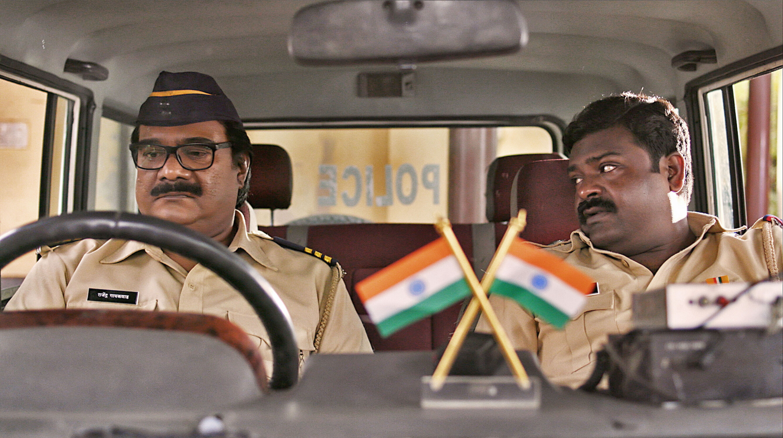 जेव्हा खरे पोलीस खोट्या पोलिसांना सलाम करतात…