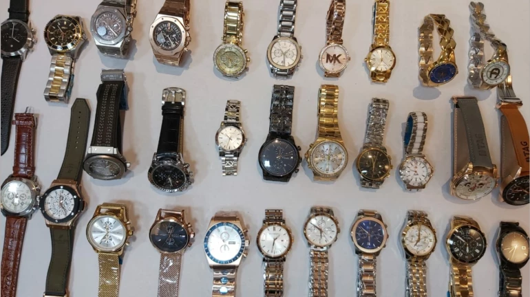 नामांकित कंपन्यांच्या नावे बनावट घड्याळं बनवणाऱ्या टोळीचा पर्दाफाश नामांकित कंपन्यांच्या नावे बनावट घड्याळं बनवणाऱ्या टोळीचा पर्दाफाश