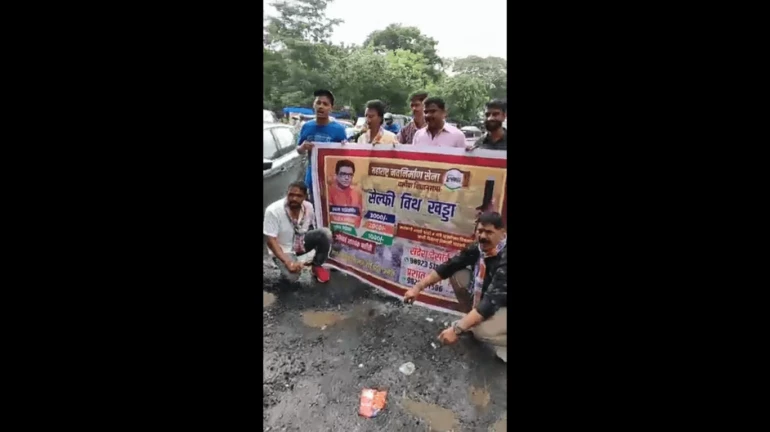 'सेल्फी विथ खड्डा' अभियान में दिखी मुंबईकरो की तकलीफें 'सेल्फी विथ खड्डा' अभियान में दिखी मुंबईकरो की तकलीफें