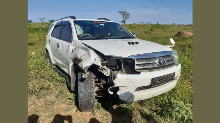 शिवसेनेच्या 'या' मंत्र्याने तरुणाला गाडीखाली चिरडलं शिवसेनेच्या 'या' मंत्र्याने तरुणाला गाडीखाली चिरडलं