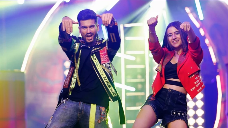 रितेश देशमुख और दिलजीत दोसांझ ने 'भांगड़ा पा ले' के गाने पर लगाए ठुमके रितेश देशमुख और दिलजीत दोसांझ ने 'भांगड़ा पा ले' के गाने पर लगाए ठुमके