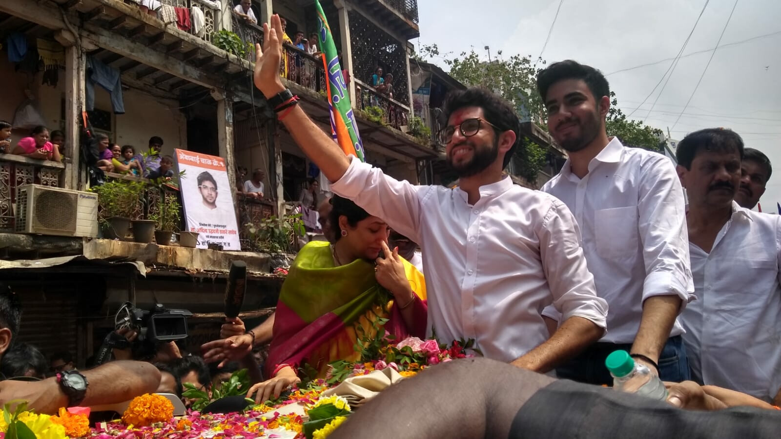 आदित्य ठाकरे यांच्या उमेदवारीला राज ठाकरेंचा पाठिंबा