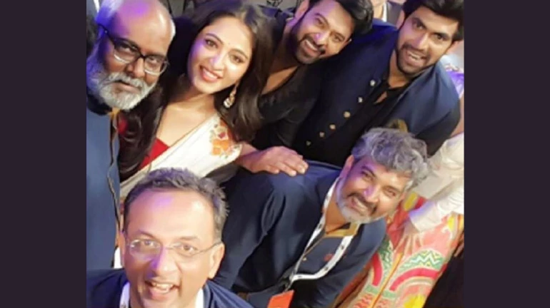 प्रभास जल्द लंदन में अपनी 'बाहुबली' टीम के साथ रॉयल रीयूनियन में होंगे शामिल! प्रभास जल्द लंदन में अपनी 'बाहुबली' टीम के साथ रॉयल रीयूनियन में होंगे शामिल!