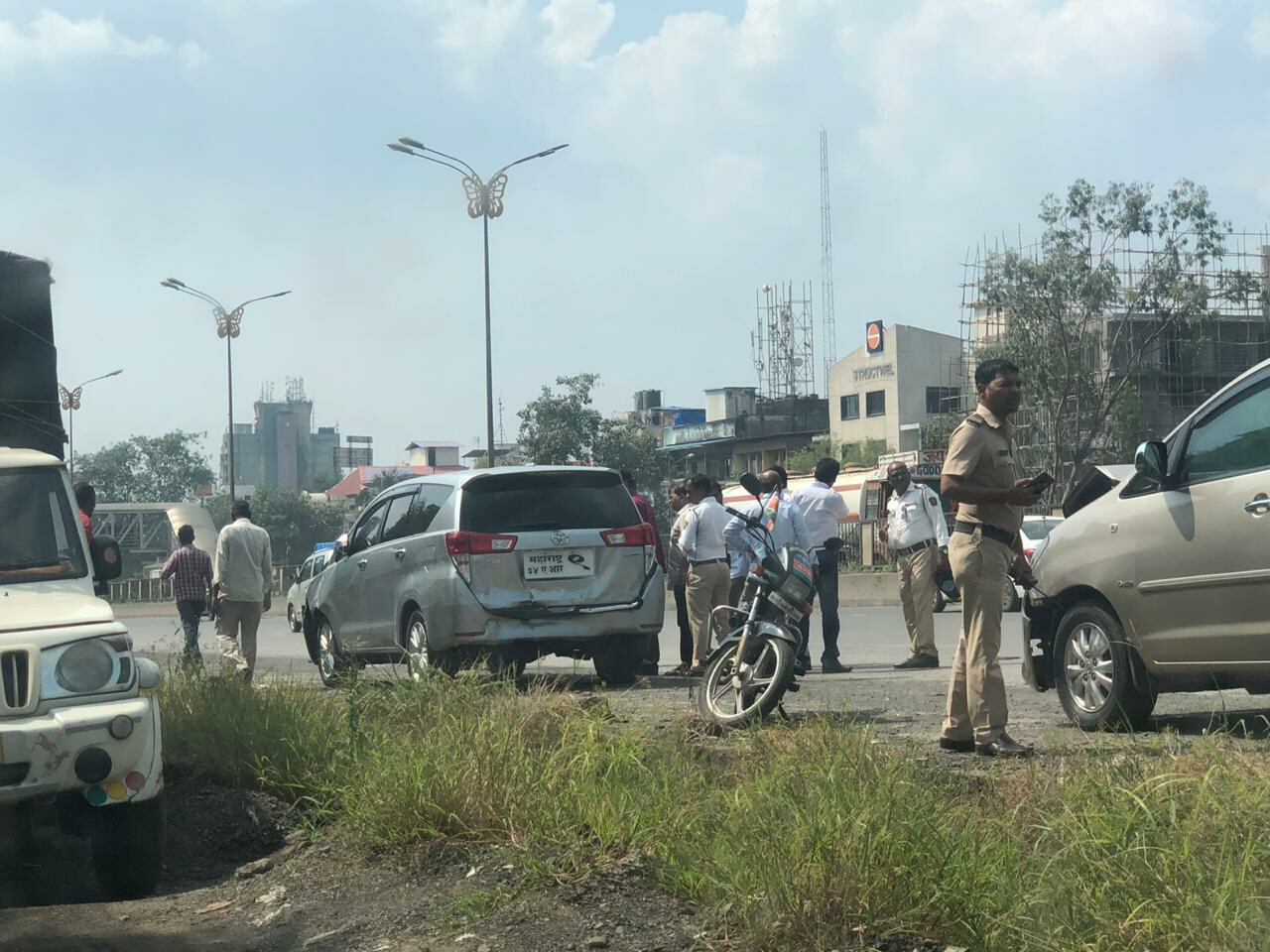 मनसे अध्यक्ष राज ठाकरेंच्या गाडीचा नवीमुंबई येथे अपघात