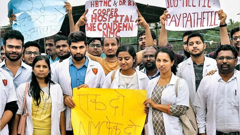 200 MBBS Students And Their Parents Protest At Cooper Hospital 200 MBBS Students And Their Parents Protest At Cooper Hospital