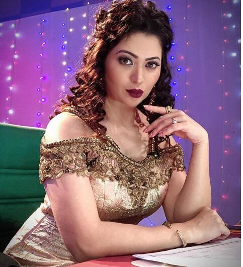 Maharashtra Assembly Election 2019:  शिव सेना की यह खुबसुरत उम्मीदवार कर रही है अनोखे तरीके से प्रचार