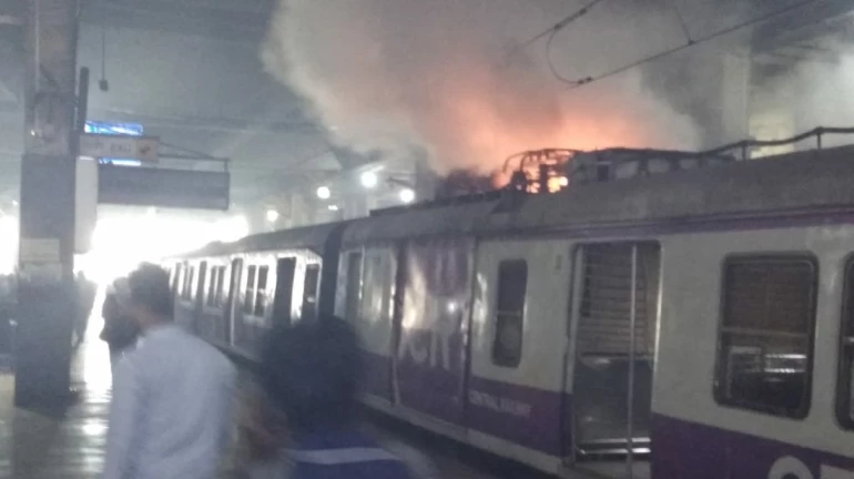 सीएसएमटी-पनवेल लोकलला आग, हार्बर रेल्वेची वाहतूक विस्कळीत सीएसएमटी-पनवेल लोकलला आग, हार्बर रेल्वेची वाहतूक विस्कळीत