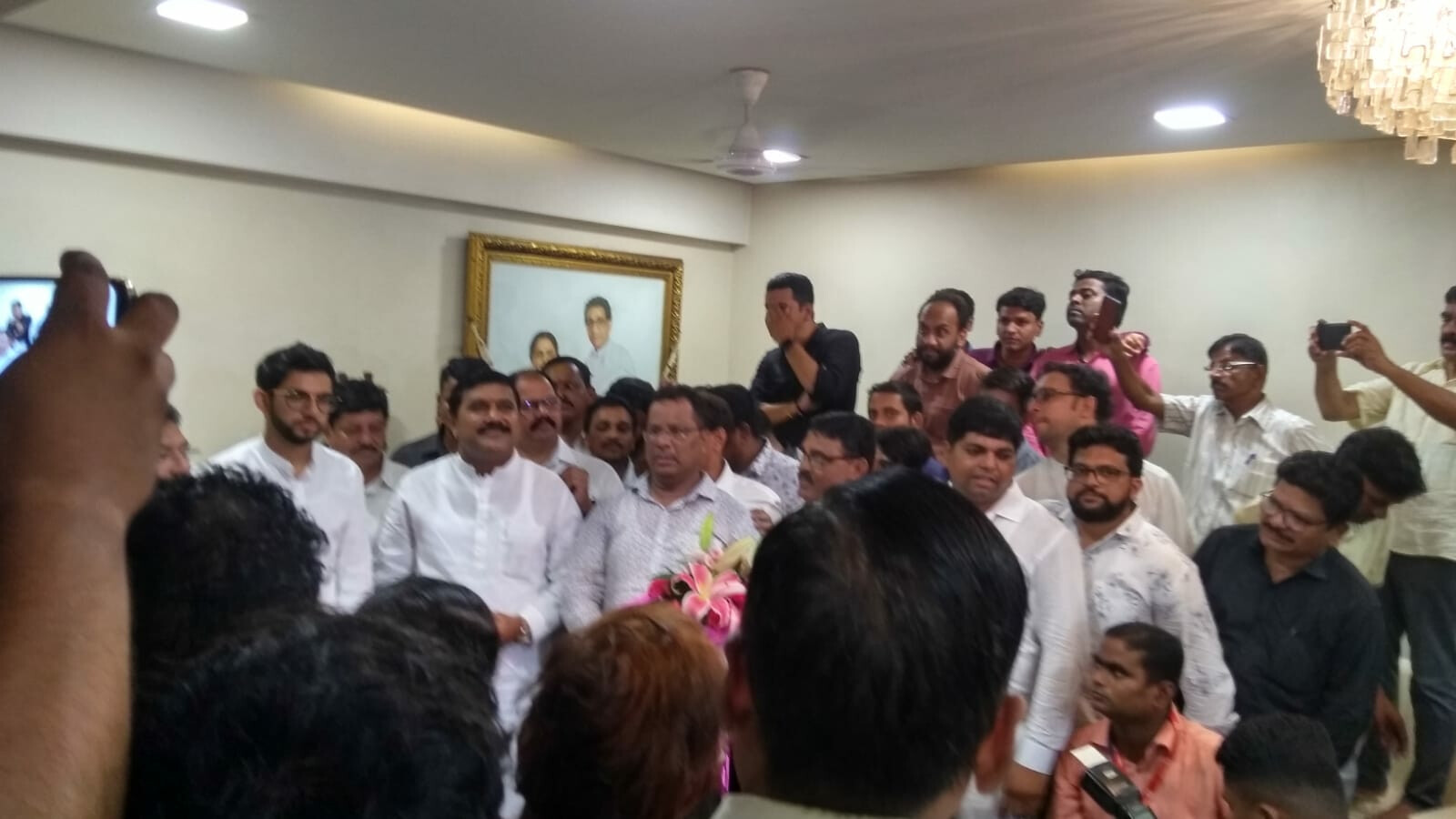 शिवसेना में जारी है मेगाभर्ती , कई कांग्रेसी नेताओं मे किया पार्टी में प्रवेश