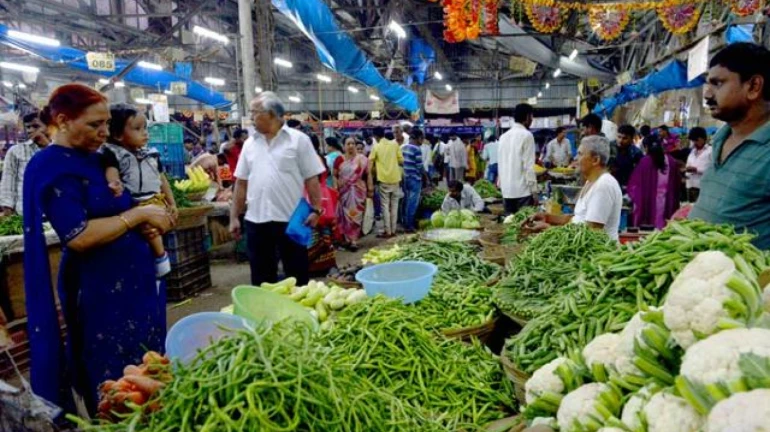 पावसामुळं भाज्यांच्या दरात वाढ, ग्राहक हैराण पावसामुळं भाज्यांच्या दरात वाढ, ग्राहक हैराण