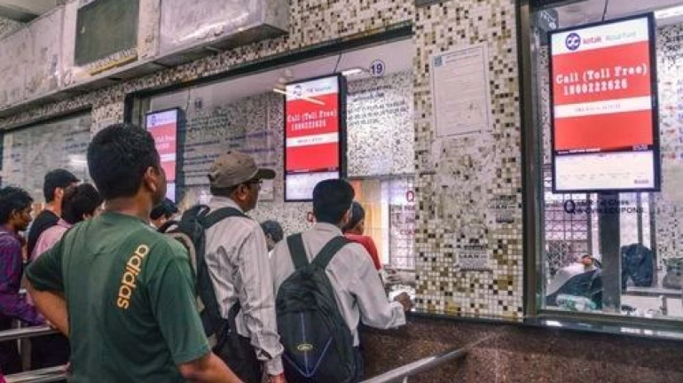 तिकिटांच्या काळा बाजारामुळे मध्य रेल्वेला ६१ लाखांचा तोटा तिकिटांच्या काळा बाजारामुळे मध्य रेल्वेला ६१ लाखांचा तोटा