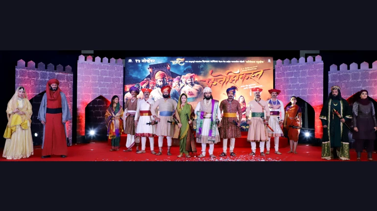 मावळ्यांसह अवतरले जिजाऊ आणि शिवराय मावळ्यांसह अवतरले जिजाऊ आणि शिवराय