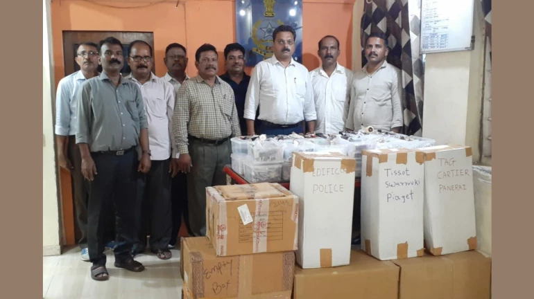 दीड कोटींची बनावट घड्याळं हस्तगत दीड कोटींची बनावट घड्याळं हस्तगत