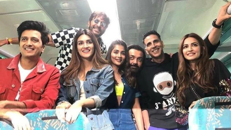 IRCTC च्या योजनेअंतर्गत 'हाऊसफुल ४'चं 'प्रमोशन ऑन व्हिल्स' IRCTC च्या योजनेअंतर्गत 'हाऊसफुल ४'चं 'प्रमोशन ऑन व्हिल्स'