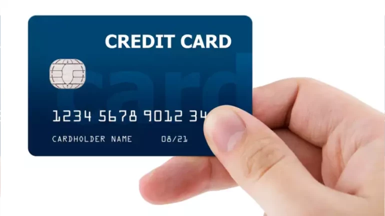 मोफत नाही मिळत क्रेडिट कार्डची सेवा, बँका आकारतात 'हे' शुल्क