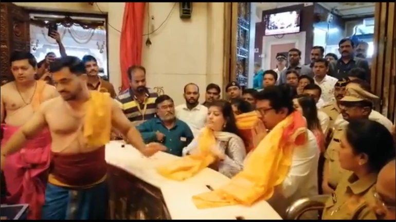 मतदानाआधी राज ठाकरे सिद्धिविनायकाच्या चरणी मतदानाआधी राज ठाकरे सिद्धिविनायकाच्या चरणी