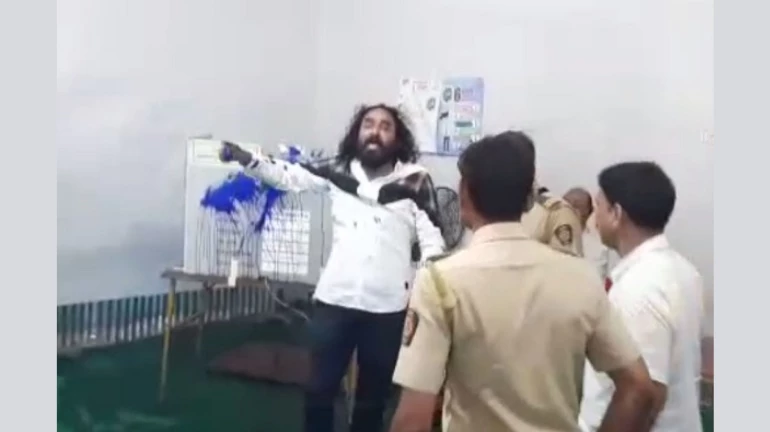 देखें video, ठाणे में EVM के विरोध में मशीन पर फेंक दिया स्याही