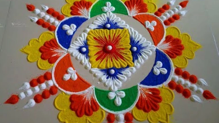 घरगुती वस्तू वापरून 'अशी' साकारा सुंदर रांगोळी घरगुती वस्तू वापरून 'अशी' साकारा सुंदर रांगोळी