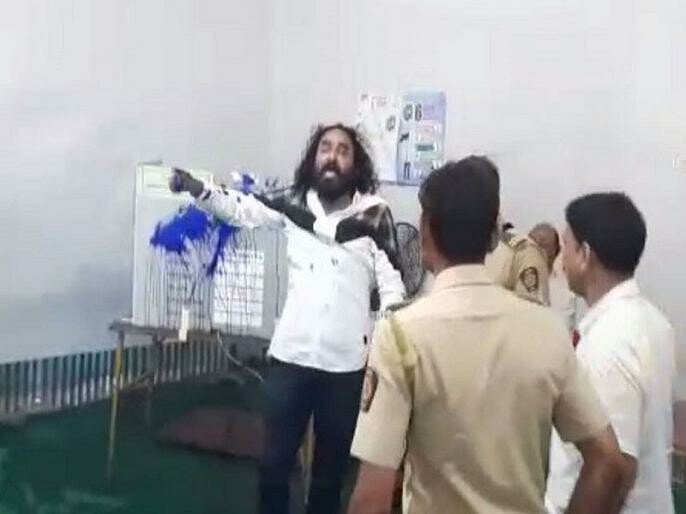 ईवीएम मशीन पर स्याही फेंकने वाला सुनील खम्बे गिरफ्तार , मिली जमानत