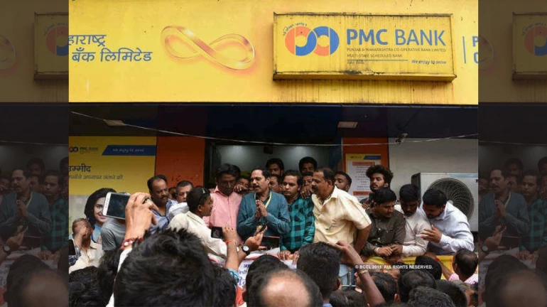 PMC घोटाला : पीएमसी संचालक के घर पर पीड़ित खाताधारकों ने लिखा 'चोर' PMC घोटाला : पीएमसी संचालक के घर पर पीड़ित खाताधारकों ने लिखा 'चोर'