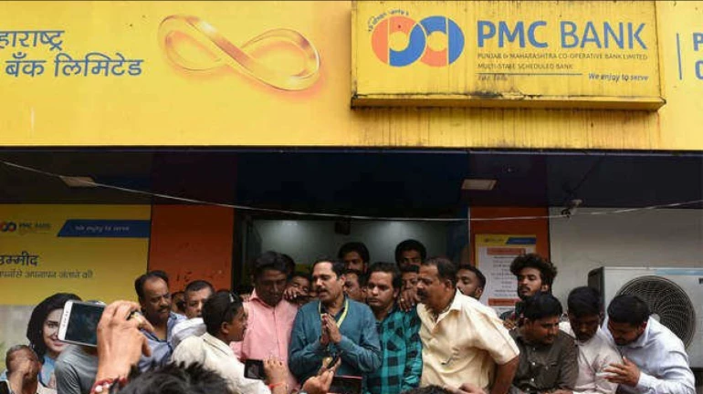 PMC scam: वाधवा पितापुत्राच्या घराबाहेर निदर्शने, १२ आंदोलक पोलिसांच्या ताब्यात PMC scam: वाधवा पितापुत्राच्या घराबाहेर निदर्शने, १२ आंदोलक पोलिसांच्या ताब्यात