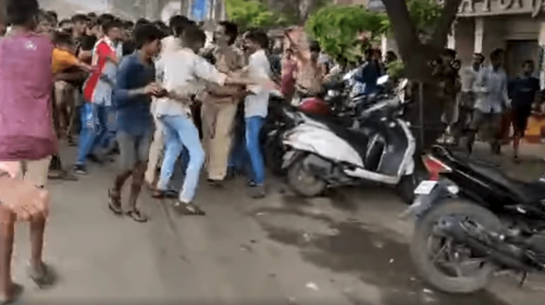 चेंबूर दंगलीप्रकरणी ३३ अटकेत, २०० जणांवर गुन्हा चेंबूर दंगलीप्रकरणी ३३ अटकेत, २०० जणांवर गुन्हा