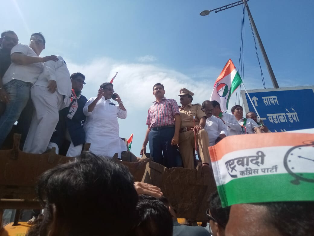 राष्ट्रवादीच्या 'या' नेत्याचा पराक्रम, जेसीबीवर चढून केलं उड्डाणपुलाचं उद्घाटन