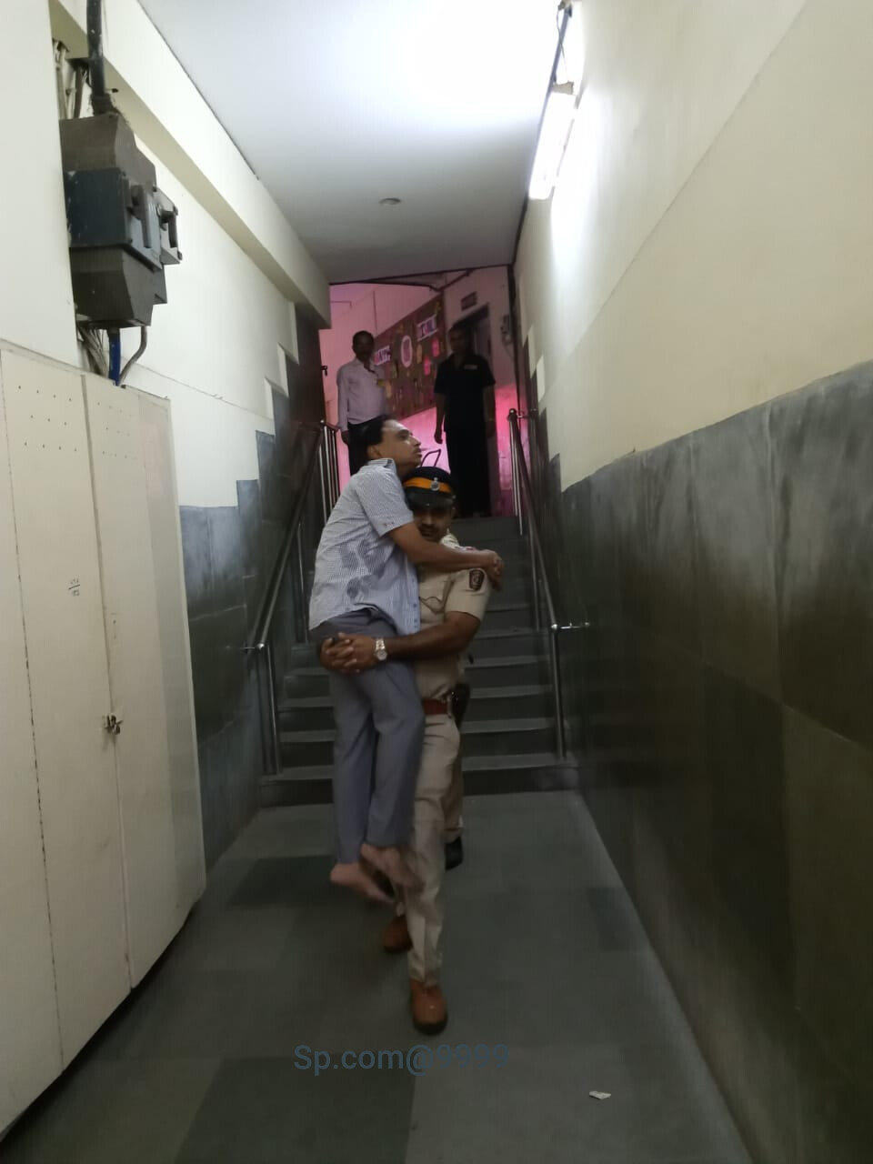 खाकीतली व्यक्ती ठरली देवदूत, निवडणूक अधिकाऱ्याचे वाचवले प्राण