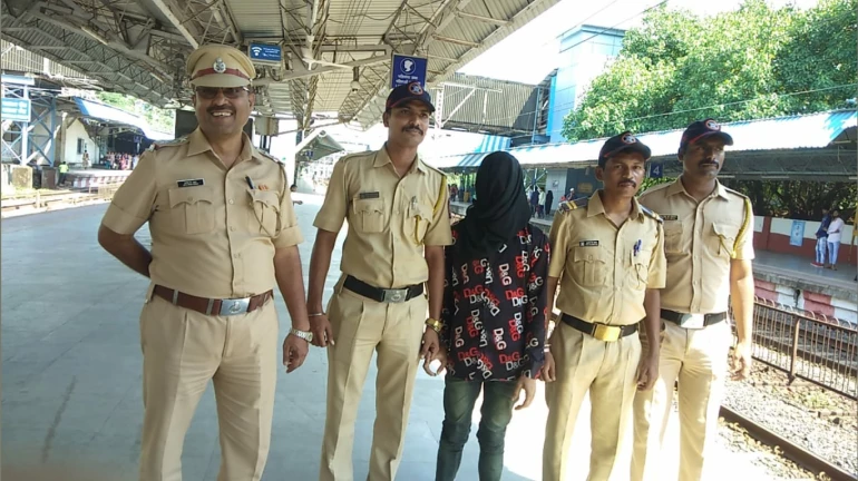 टिकटाॅक व्हिडीओसाठी धावत्या लोकलमध्ये स्टंट, तरूणाला अटक टिकटाॅक व्हिडीओसाठी धावत्या लोकलमध्ये स्टंट, तरूणाला अटक