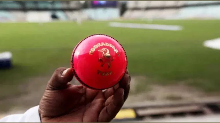 'बीसीसीआय'नं डे-नाईट कसोटीसाठी मागवले ७२ गुलाबी चेंडू