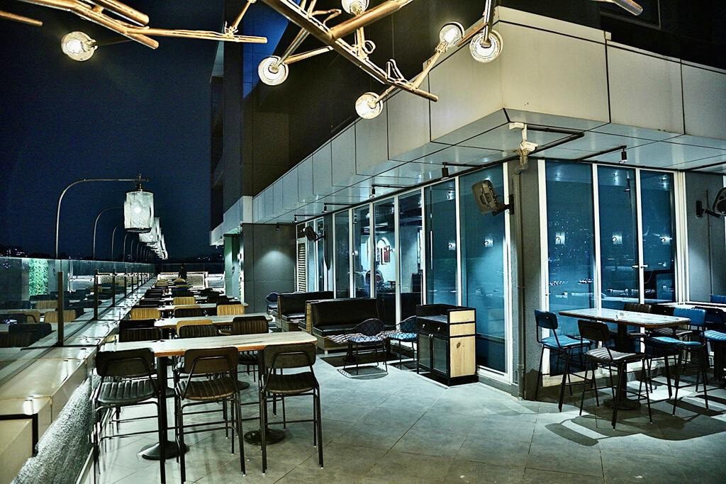 Swanky Viper Air Bar Promises To Bring The Best Of Both Worlds To Lokhandwala!