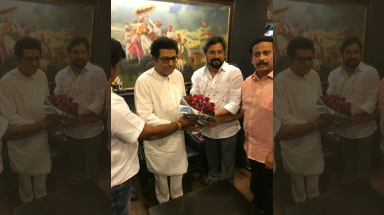 राष्ट्रवादीचा 'हा' आमदार राज ठाकरेंच्या भेटीला राष्ट्रवादीचा 'हा' आमदार राज ठाकरेंच्या भेटीला