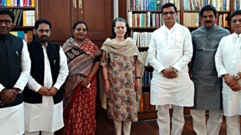 शिवसेना को समर्थन देने पर सोनिया गांधी राजी नहीं शिवसेना को समर्थन देने पर सोनिया गांधी राजी नहीं