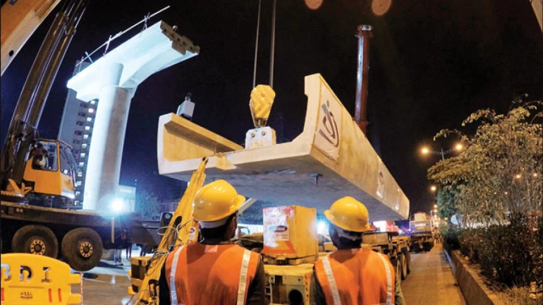 मेट्रोच्या १०० टनाच्या गर्डरखाली चिरडून एक ठार मेट्रोच्या १०० टनाच्या गर्डरखाली चिरडून एक ठार