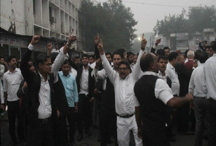 दिल्ली में वकीलों के साथ मारपीट के विरोध में मुंबई के वकील भी करेंगे शांतिपूर्ण विरोध प्रदर्शन