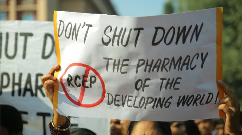 मंत्रालय के सामने 'दूध फेंकों' आंदोलन मंत्रालय के सामने 'दूध फेंकों' आंदोलन