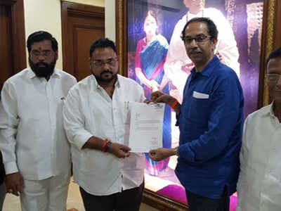 शिवसेनेचं संख्याबळ ६४ वर, 'या' आमदारानं दिला पाठिंबा